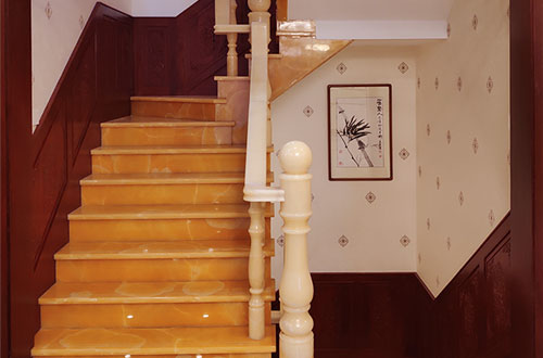黄石港中式别墅室内汉白玉石楼梯的定制安装装饰效果